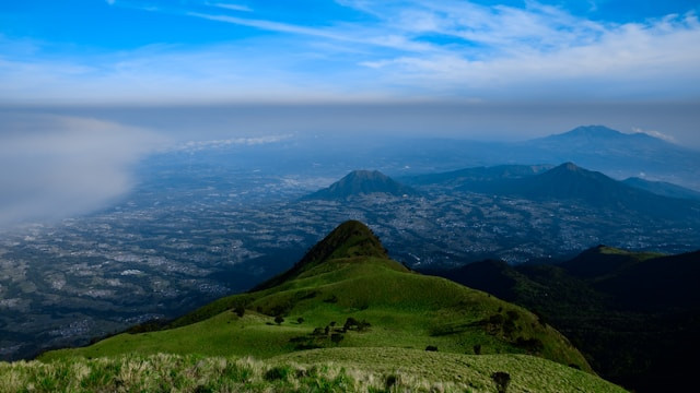 Naik Gunung Merbabu bayar berapa. Foto adalah Gunung Merbabu. Sumber: Unsplash/Fahrul Razi