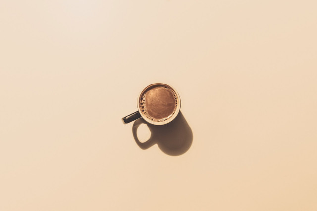 Cafe di Sidoarjo. Foto Hanya Ilustrasi, Bukan Sebenarnya. Sumber Unsplash Jakub Dziubak