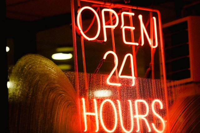 Ilustrasi Pengaturan Shift Kerja 24 Jam. Foto: dok. Unsplash/Jon Tyson