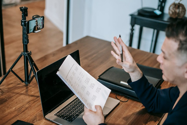 Ilustrasi meeting online dengan kamera webcam. Foto: Pexels