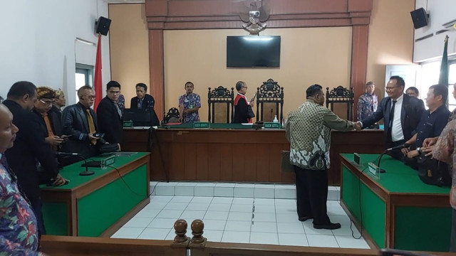Sidang perdana dua gugatan ke Jokowi soal wanprestasi mobil Esemka dan ijazah dugaan palsu SMAN 6 Solo di Pengadilan Negeri (PN) Solo, Kamis (24/4/2025). Foto: Dok. kumparan