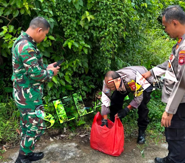 Polisi saat mengamankan mayat bayi dalam kantong plastik merah yang tergeletak di pinggir jalan. Foto: Dok. Instagram @polsek_pontianakselatan