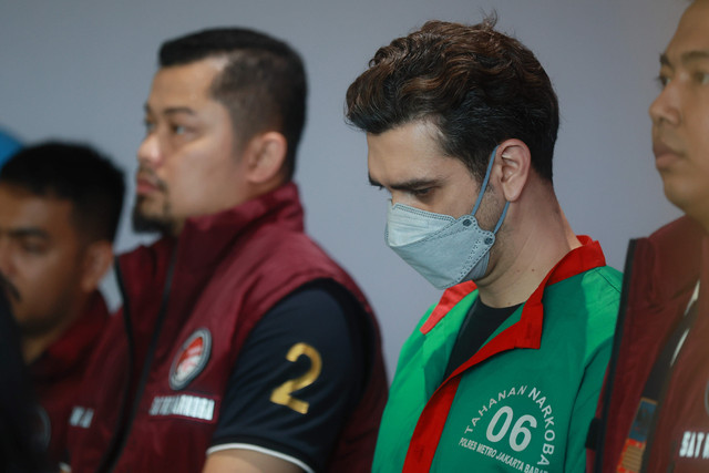 Kapolres Jakarta Barat, Twedi Aditya Bennyahdi saat memberikan keterangan pers terkait penyalahgunaan narkotika oleh Aktor Fachri Albar di Polres Metro Jakarta Barat, Jakarta, Kamis, (24/04/2025). Foto: Agus Apriyanto