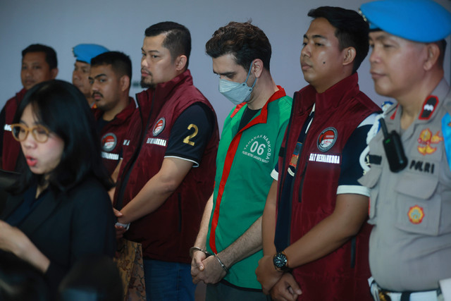 Kapolres Jakarta Barat, Twedi Aditya Bennyahdi saat memberikan keterangan pers terkait penyalahgunaan narkotika oleh Aktor Fachry Albar di Polres Metro Jakarta Barat, Jakarta, Kamis, (24/04/2025). Foto: Agus Apriyanto