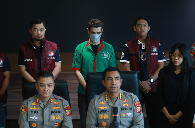 Kapolres Jakarta Barat, Twedi Aditya Bennyahdi saat memberikan keterangan pers terkait penyalahgunaan narkotika oleh Aktor Fachry Albar di Polres Metro Jakarta Barat, Jakarta, Kamis, (24/04/2025). Foto: Agus Apriyanto