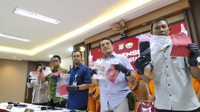 Jajaran Polda DIY menampilkan uang palsu yang berhasil diungkap di dua lokasi di Kota Yogya dan Kabupaten Sleman, Kamis (24/4/2025). Foto: Arfiansyah Panji Purnandaru/kumparan