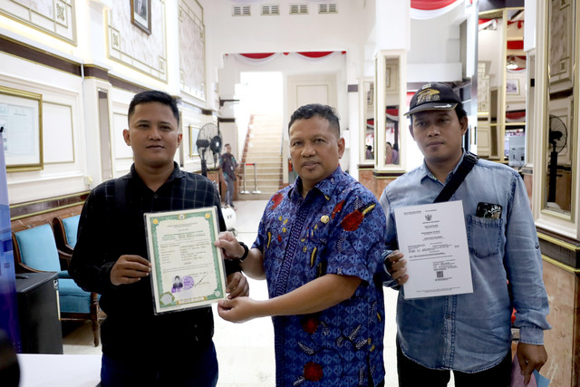 Kepala Dinas Perindustrian dan Tenaga Kerja (Disperinaker) Kota Surabaya Achmad Zaini (tengah). Foto: Diskominfo Surabaya 