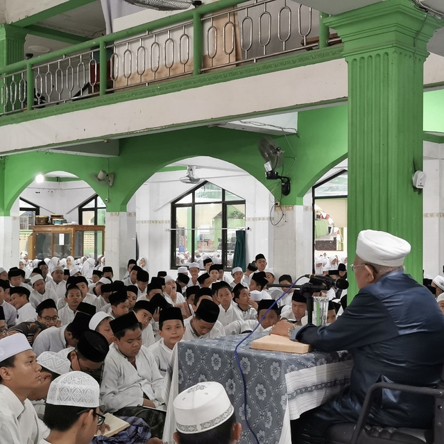 Seorang guru membimbing santri dalam kegiatan belajar mengajar di pesantren. Guru berperan penting dalam membentuk kesadaran sosial dan akhlak santri. Dok : Haikal