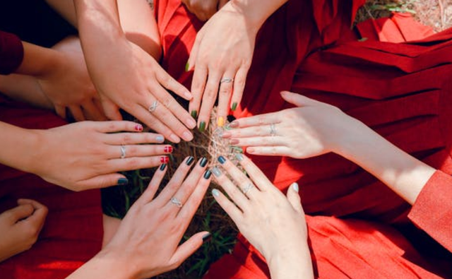 Ilustrasi Perbedaan Kuning Langsat dan Sawo Matang. Sumber: Pexels/Chu Chup Hinh