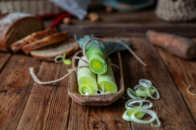Ilustrasi Cara Menyimpan Daun Bawang agar Awet. Sumber: Unsplash/Mila
