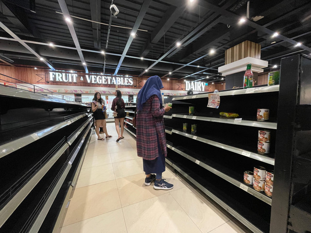 Seorang warga sedang belanja di lantai 2 Transmart Kubu Raya yang sebagian besar raknya sudah kosong. Foto: Rabiansyah/Hi!Pontianak