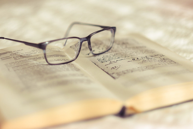 https://pixabay.com/id/photos/membaca-kacamata-buku-baca-4330761/