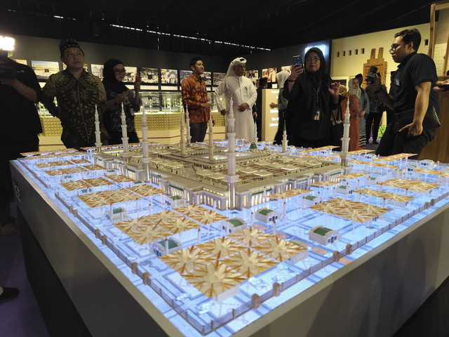 Replika Masjid Nabawi di Pameran Jusur "Jembatan Persaudaraan antara Indonesia dan Arab Saudi" di Masjid Istiqlal, Jakarta, Kamis (24/4/2025). Foto: Widya Islamiati/kumparan