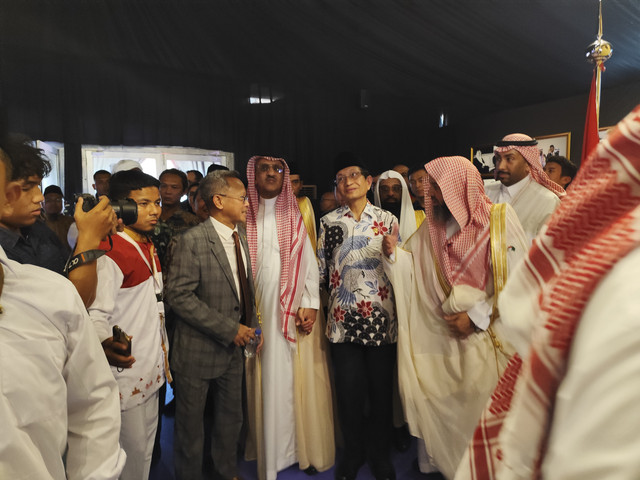 Dubes Arab Saudi untuk Indonesia Faisal bin Abdullah Al-Amudi dan Menteri Agama Nasaruddin Umar di Pameran Jusur "Jembatan Persaudaraan antara Indonesia dan Arab Saudi" di Masjid Istiqlal, Jakarta, Kamis (24/4/2025). Foto: Widya Islamiati/kumparan