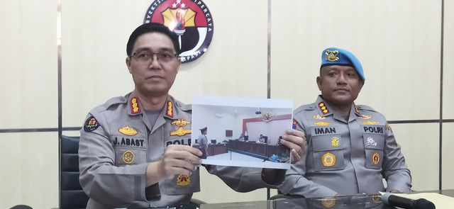 Kabid Humas Polda Jatim, Kombes Pol Jules Abraham Abast saat jumpa pers terkait kasus pencabulan oleh anggota Polres Pacitan berinisial LC, Kamis (24/4/2025). Foto: Farusma Okta Verdian/kumparan
