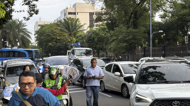 Suasana lalu lintas saat Misa Arwah atau Requiem Paus Fransiskus di Jalan Katedral, Jakarta, Kamis (24/4/2025). Foto: Abid Raihan/kumparan