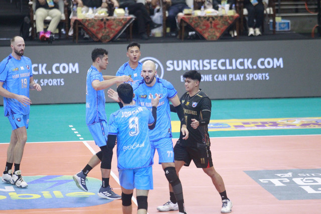 Tim putra Palembang Bank Sumsel Babel saat bermain di di laga pembuka seri kedua final four PLN Mobile Proliga 2025 melawan Surabaya Samator. Foto : Dok. Tim Media PBVSI