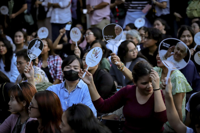 Suasana di luar Katedral Jakarta saat Misa Requiem untuk Paus Fransiskus, Kamis (24/4/2025).
 Foto: Jamal Ramadhan/kumparan