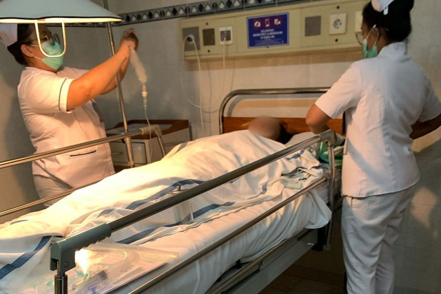 Alya Nugroho (24) saat dirawat usai kecelakaan di sebuah waterboom atau wahana air di Yogya. Foto: Dok. Pribadi