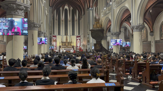 Sejumlah umat Katolik mengikuti misa Misa Arwah atau Requiem Paus Fransiskus di Gereja Katedral, Jakarta, Kamis (24/4/2025). Foto: Abid Raihan/kumparan