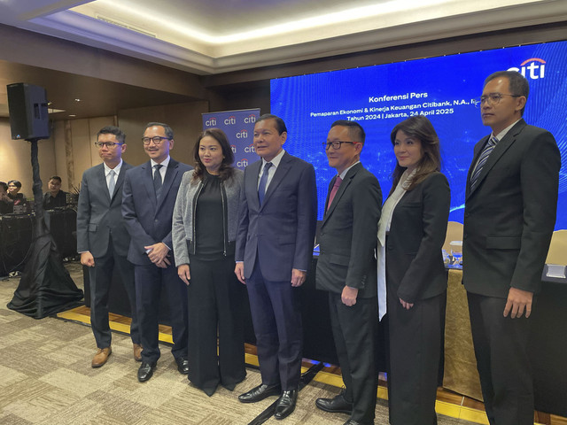 CEO Citibank Indonesia Batara Sianturi beserta jajarannya dalam konferensi pers di Jakarta, Kamis (24/4/2025). Foto: Najma Ramadhanya/kumparan