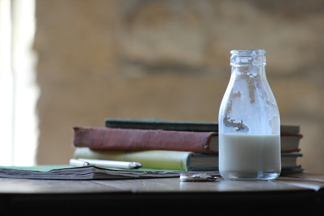 Ilustrasi berapa lama asi bertahan dalam freezer, Photo by ROBIN WORRALL on Unsplash