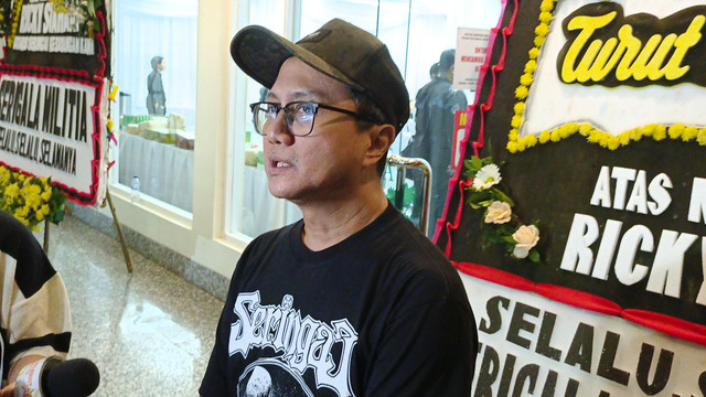 Manager Seringai, Wendy Putranto saat ditemui di Rumah Duka di RSPAD Gatot Subroto. Foto: Aprilandika Pratama/kumparan