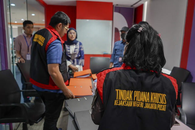 Tim Penyidik Bidang Tindak Pidana Khusus Kejaksaan Negeri Jakarta Pusat melakukan penggeledahan dan penyitaan dugaan tindak pidana korupsi Pengadaan Barang/Jasa 
dan Pengelolaan Pusat Data Nasional Sementara pada Kementerian Kominfo, Kamis (24/4). Foto: Dok. Istimewa