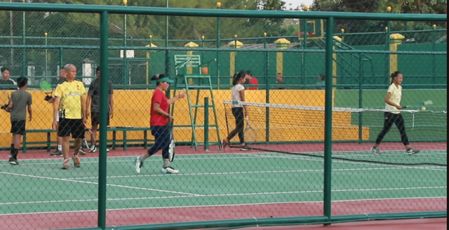 Warga desa Sumberagung bermain tenis di Spots Center Sumberagung, Bantul, DIY. Foto: Dok. Istimewa