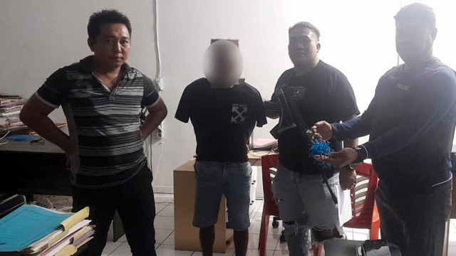 Pelaku pengancaman menggunakan panah wayer di Kota Bitung, berhasil diamankan pihak kepolisian. (foto: istimewa)