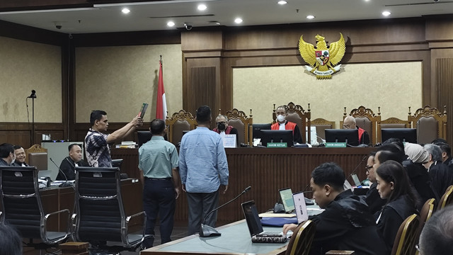 Sidang lanjutan kasus dugaan suap dan perintangan penyidikan dengan terdakwa Sekjen PDIP Hasto Kristiyanto di Pengadilan Tipikor Jakarta, Jumat (25/4/2025).  Foto: Jonathan Devin/kumparan