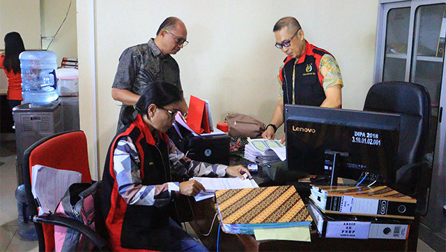 Penggeledahan yang dilakukan Kejaksaan Tinggi Sulawesi Utara di kantor Rektorat Universitas Sam Ratulangi (Unsrat) Manado. (foto: dokumen)
