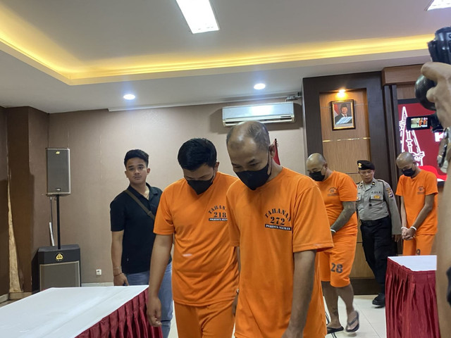 Dua pelaku peredaran uang palsu di wilayah Turi, Sleman, yang dihadirkan dalam konpers ungkap kasus di Mapolda DIY, Kamis (24/4). Foto: Dok. Resti Damayanti/Pandangan Jogja