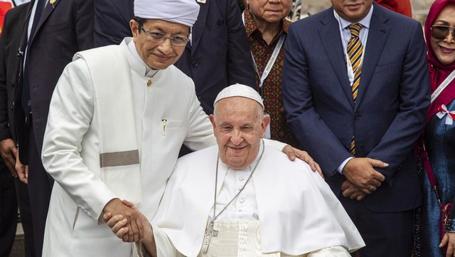 Paus Fransiskus dan Imam Besar Masjid Istiqlal Nasaruddin Umar ( ANTARA FOTO/Dhemas Reviyanto)