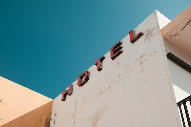 Hotel di Menes Padeglang, Foto Hanya Ilustrasi, Bukan Gambar Sebenarnya, Sumber Foto: Unsplash/Adam Wilson