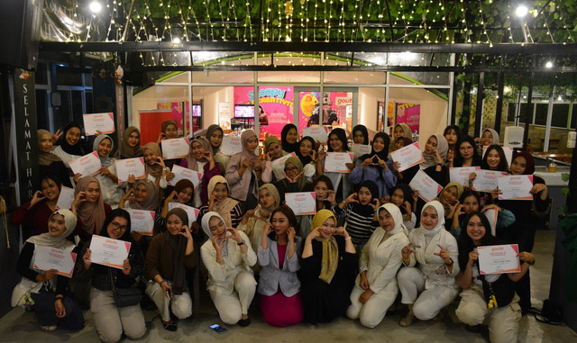 Foto bersama dalam kegiatan Beauty Class for Scoopy Ladies. Foto: Dok. Asmo Kalbar