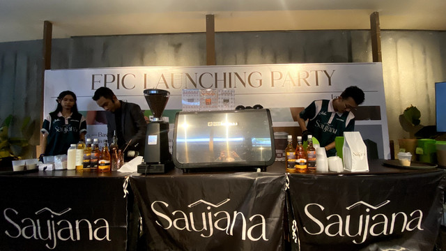 Saujana Coffee & Eatery Pontianak menghadirkan tiga varian kopi susu series terbaru dalam acara 'Epic Launching Party' pada Kamis, 24 April 2025. Foto: Alycia Tracy Nabila/Hi!Pontianak