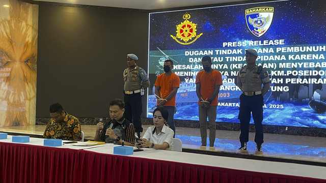 Konferensi Pers kasus kematian seorang nakhoda kapal bernama Tumpal Sianturi di Perairan Belitung di mako polairud, Jakarta Utara, Jumat (25/4/2025). Foto: Rayyan Farhansyah/kumparan