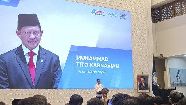 Menteri Dalam Negeri Tito Karnavian dalam Peluncuran Peraturan Menteri Pendidikan Dasar dan Menengah Nomor 2 Tahun 2025 tentang Pedoman Pengawasan Penggunaan Bahasa Indonesia di Kantor Kemendikdasmen, Jakarta, Jumat (25/4/2025). Foto: Zamachsyari/kumparan