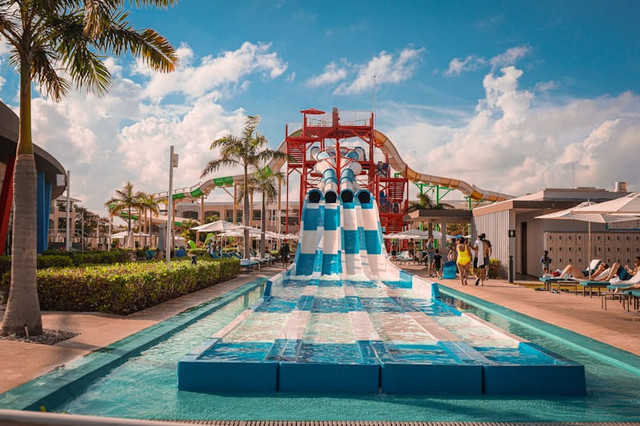 Waterpark Mekarsari. Foto hanyalah ilustrasi bukan tempat sebenarnya. Sumber: Unsplash/Meg von Haartman
