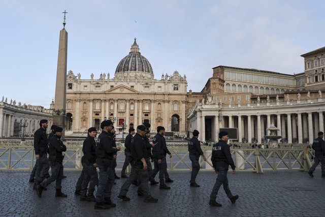 Sejumlah Petugas keamanan berjaga di kawasan Gereja Basilika Santo Petrus, Roma, Italia, Jumat (25/4/2025). Foto: Hannah McKay/Reuters