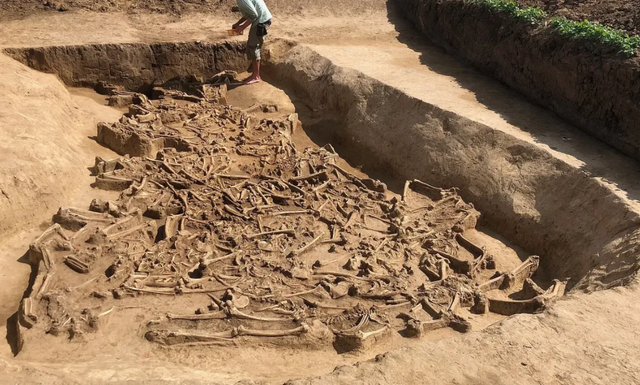 Makam berisi puluhan kerangka tanpa kepala. Foto: Kiel University