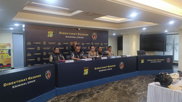 Konferensi pers kasus mayat dalam karung Batu Ceper di Polda Metro Jaya, Kamis (25/4/2025).  Foto: Thomas Bosco/kumparan