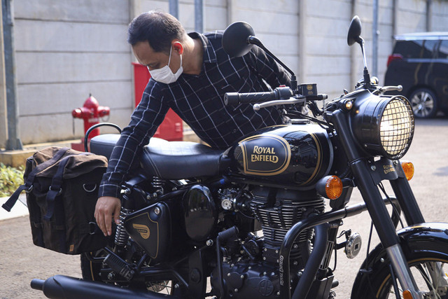 Petugas memeriksa motor Royal Enfield Classic 500 Limited Edition milik mantan Gubernur Jawa Barat, Ridwan Kamil di Gudang Sitaan KPK, Jakarta, Jumat (25/4/2025).
 Foto: Iqbal Firdaus/kumparan