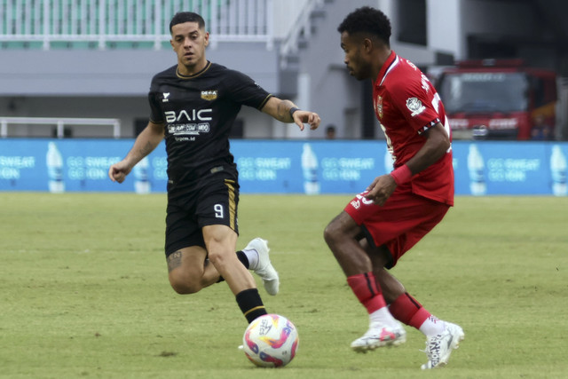 Pesepak bola Dewa United Alexis Messidoro (kiri) berebut bola dengan pesepak bola Malut United Yance Sayuri (kanan) dalam lanjutan BRI Liga 1 di Stadion Pakansari, Kabupaten Bogor, Jawa Barat, Jumat (25/4/2025). Foto: Yulius Satria Wijaya/ANTARA FOTO