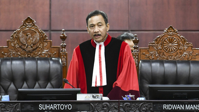 Ketua Mahkamah Konstitusi (MK) Suhartoyo bersiap memimpin sidang uji materi UU ASN di Gedung MK, Jakarta, Jumat (25/4/2025). Foto: ANTARA FOTO/Hafidz Mubarak A
