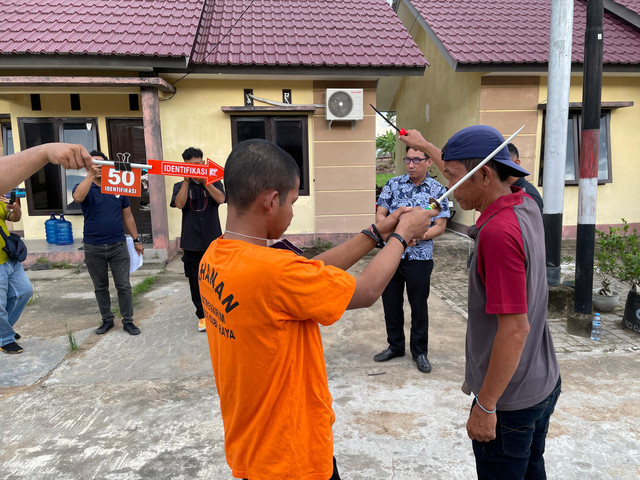 Rekonstruksi kasus perkelahian yang ada di Sungai Rengas, Kecamatan Sungai Kakap, Kabupaten Kubu Raya. Foto: Rabiansyah/Hi!Pontianak.