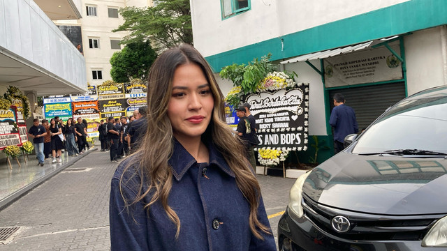 Raisa di rumah duka Ricky Siahaan, Rumah Duka Sentosa, Senen, Jakarta Pusat, Jumat (25/4).  Foto: Giovanni/kumparan