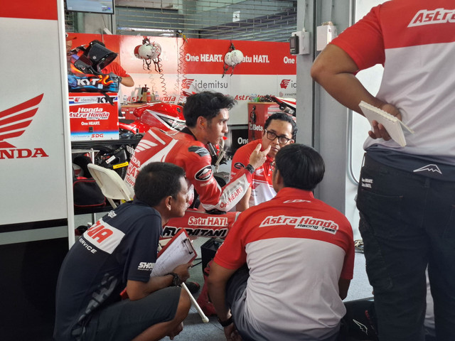 Andi Gilang alias Andi Farid Izdihar di paddock Astra Honda Racing Team (AHRT) seri Thailand Asia Road Racing Championship (ARRC) 2025 di Chang International Circuit, Buriram, pada Jumat (25/4). Foto: Katondio Bayumitra Wedya/kumparan