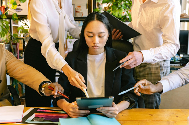 Sumber foto: https://www.pexels.com/id-id/foto/wanita-perempuan-kaum-wanita-kantor-7163362/